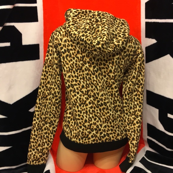 🛑SOLD🛑 Vs Pink Cheetah Pullover Hoodie - Picture 4 of 8